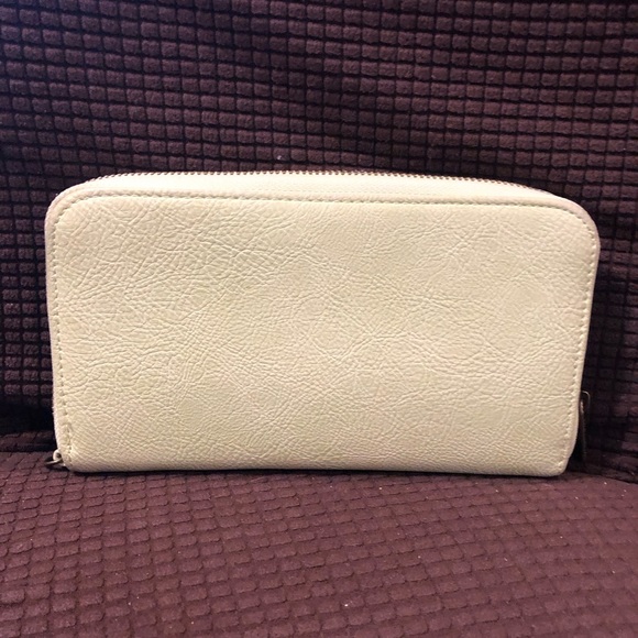 thirty-one Handbags - Thirty-one all about the bengamins lemongrass distressed wallet